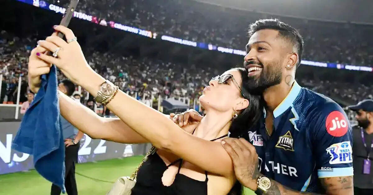 Hardik Pandya and wife Natasa Stankovic's pictures go viral after Gujarat Titans win IPL 2022 trophy