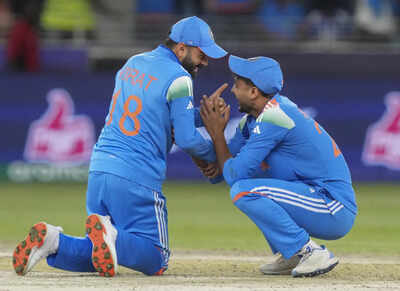 Viral: Virat Kohli lights up the field by playfully touching Axar Patel's feet after he knocks out Williamson